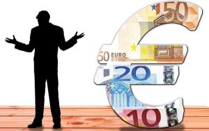 Γενικός Εισαγγελέας ΔΕΕ: τα κράτη μέλη μπορούν να περιορίζουν τη χρήση μετρητών για λόγους δημοσίου συμφέροντος
