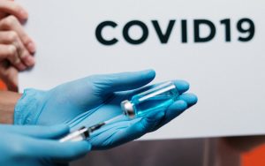 Προς ακύρωση υποχρεωτικότητας εμβολιασμού κατά Covid στο NHS οδεύει η Κυβέρνηση Τζόνσον