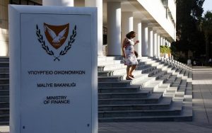 Στη βάση μελέτης της ΚΤΚ τα διατάγματα για χρεώσεις τραπεζών λέει το Υπουργείο Οικονομικών