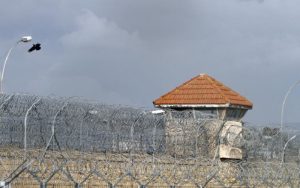 Στις Φυλακές για πρώτη φορά η Επιτροπή Νομικών, δηλώσεις παρουσία κρατουμένων, περιδιάβαση και μηνύματα στήριξης