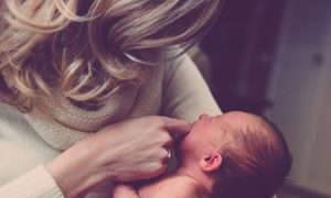 Τροποποιείται η νομοθεσία για δημιουργία κατάλληλα διαμορφωμένου χώρου για μητρικό θηλασμό στους εργασιακούς χώρους