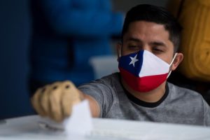 Με το 50% των ψήφων καταμετρημένο, σχεδόν το 78% των πολιτών στη Χιλή τάσσεται υπέρ της αναθεώρησης του Συντάγματος