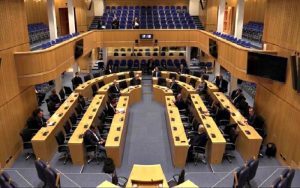 Νόμο για δυνατότητα όρκισης και ενώπιον εξουσιοδοτημένων δικηγόρων ψήφισε η Βουλή