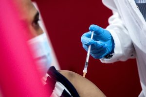 Δικαστήριο στην Ολλανδία επέτρεψε σε έναν 12χρονο να εμβολιαστεί παρά την αντίθεση του πατέρα του