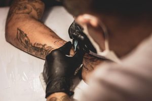 Χημικές ουσίες: Νέοι κανόνες της ΕΕ για ασφαλέστερα τατουάζ σε όλη την ΕΕ