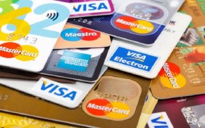 Την υποχρέωση των επιχειρήσεων για αποδοχή μέσων πληρωμής με κάρτα υπενθυμίζει το Τμήμα Φορολογίας