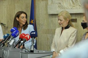 Η Ζέτα Αιμιλιανίδου έβαλε τον πήχη ψηλά για όλους, λέει η Υφυπουργός Κοινωνικής Πρόνοιας