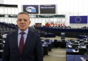 Νομικά δεσμευτικό κείμενο η πρόταση για κατώτατο μισθό, αναφέρει στο ΚΥΠΕ ο Ευρωβουλευτής Κ. Μαυρίδης